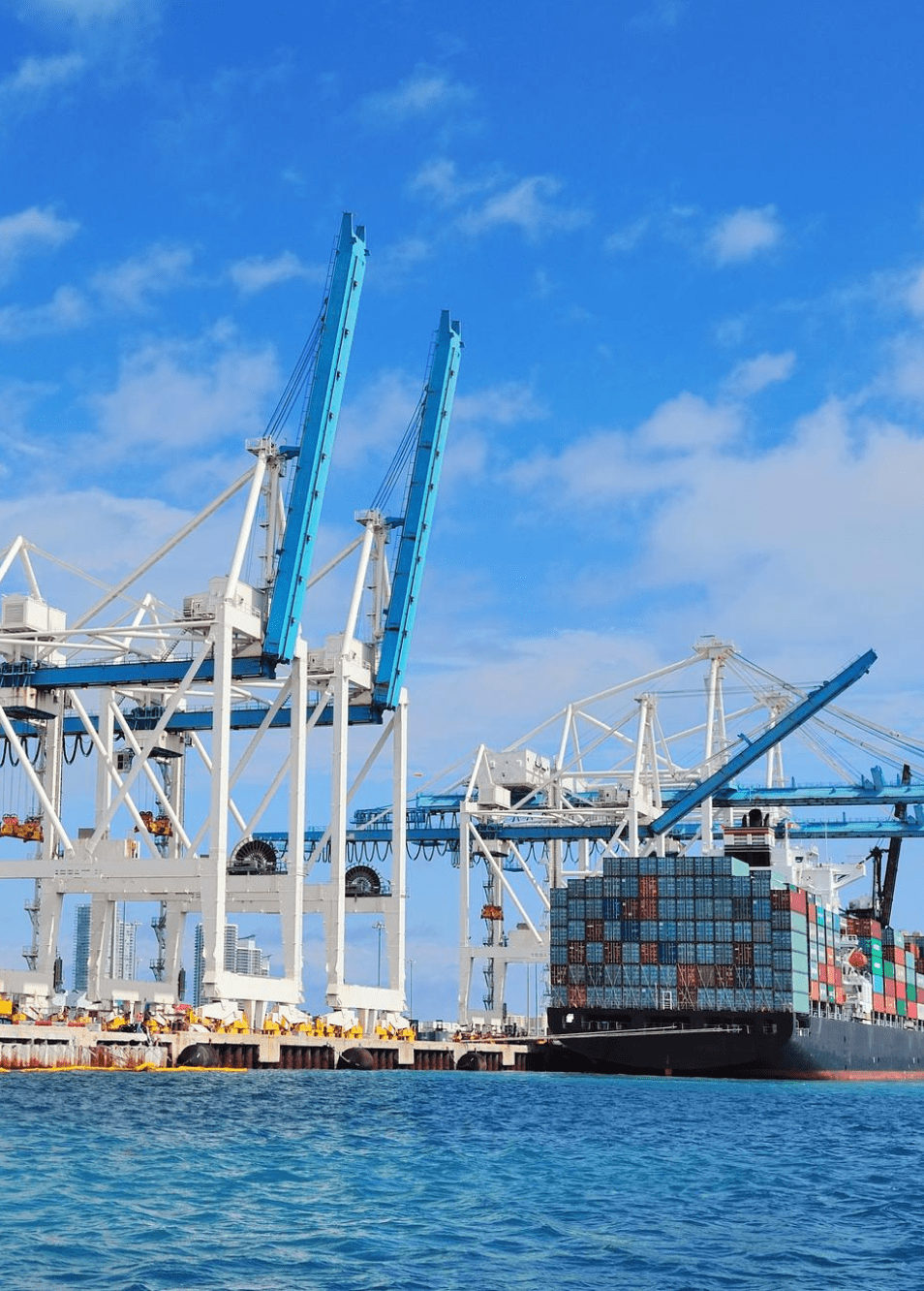 إعادة توجيه الشحن البحري